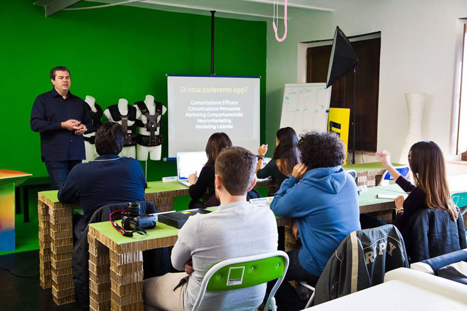 corso marketing comunicazione fotografi videomaker vendere filmati foto video contrattazione promozione promuovere la propria attività di videomaker e fotografo dare vita al proprio business strumenti di marketing riposizionare brand neuromarketing pnl